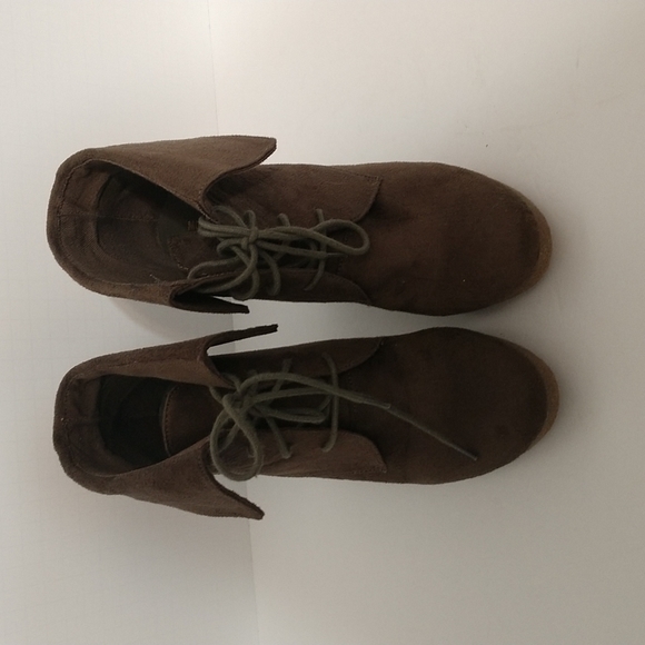Tan Faux Suede Lace Up Wedge Ankle Booties sz 8 - Picture 2 of 5